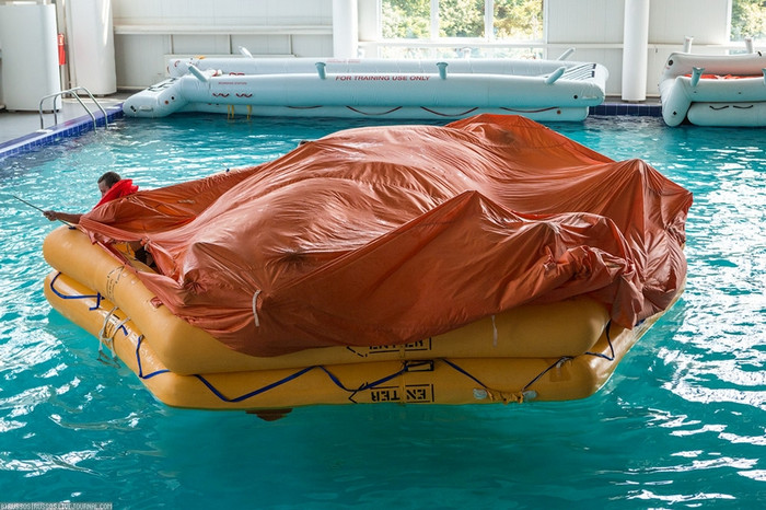 Khi thời tiết xấu, lạnh có bạt phủ phía trên