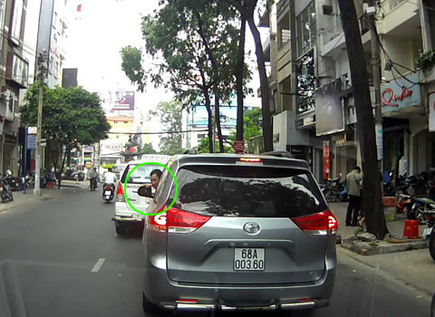 Lái xe ngơ ngác chưa kịp định thần, vội đưa tay ra sờ nhưng mặt gương đã bị hai tên trộm cướp mất. Lái xe ngơ ngác chưa kịp định thần, vội đưa tay ra sờ nhưng mặt gương đã bị hai tên trộm cướp mất.