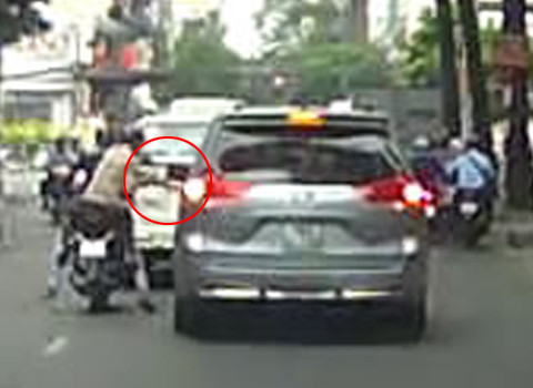 Trong chớp mắt, chúng lao vào vặt kính chiếu hậu chiếc Toyota Sienna đang dừng đèn đỏ và nhanh chóng tẩu thoát. Trong chớp mắt, chúng lao vào vặt kính chiếu hậu chiếc Toyota Sienna đang dừng đèn đỏ và nhanh chóng tẩu thoát.