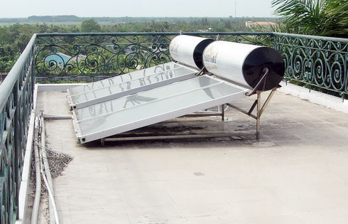 Trên sân thượng có máy nước nóng sử dụng năng lượng mặt trời. Trên sân thượng có máy nước nóng sử dụng năng lượng mặt trời.