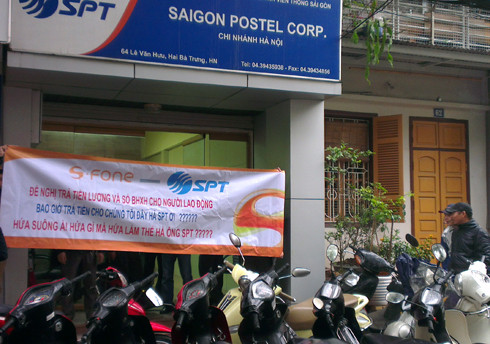 Người lao động lại căng biểu ngữ đòi lãnh đạo SPT trả nợ lương tại trụ sở ở Hà Nội. Ảnh: Anh Quân