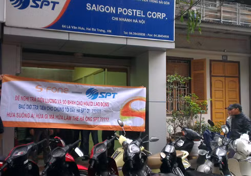 Người lao động lại căng biểu ngữ đòi lãnh đạo SPT trả nợ lương tại trụ sở ở Hà Nội. Ảnh: Anh Quân