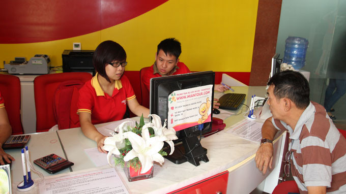 Trong khi nhiều vé máy bay tết của các hãng hàng không giá rẻ đã hết thì VNA hiện vẫn còn tồn hàng chục ngàn vé (ảnh chụp tại phòng vé của VietJet Air sáng 23/1).