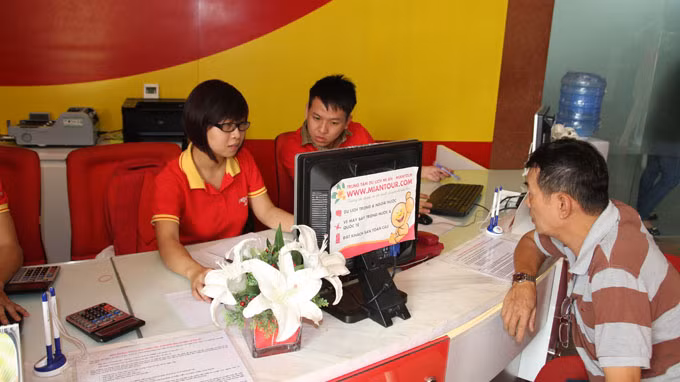 Trong khi nhiều vé máy bay tết của các hãng hàng không giá rẻ đã hết thì VNA hiện vẫn còn tồn hàng chục ngàn vé (ảnh chụp tại phòng vé của VietJet Air sáng 23/1).