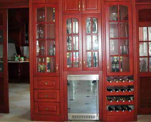 Trong phòng ăn có tủ rượu bằng gỗ. Trong phòng ăn có tủ rượu bằng gỗ.