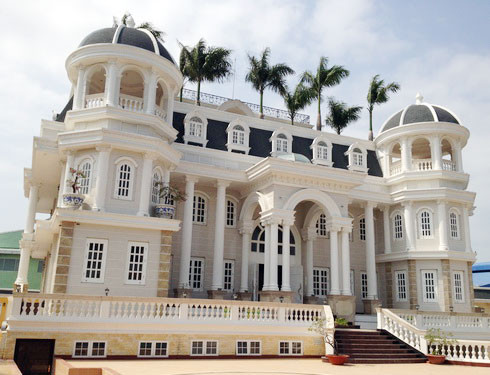 Khu dinh thự sang trọng của đại gia thủy sản nợ 1.600 tỷ đồng ở Sóc Trăng. Khu dinh thự sang trọng của đại gia thủy sản nợ 1.600 tỷ đồng ở Sóc Trăng.