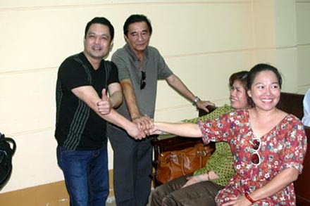 Niềm vui của ông Ly Sam (thứ 2 từ trái qua) và người đại diện sau phiên xử. Niềm vui của ông Ly Sam (thứ 2 từ trái qua) và người đại diện sau phiên xử.