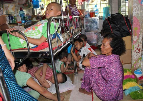 Triển lãm cảnh “ngủ gầm giường, ngủ hành lang bệnh viện”, có sức lay động lương tri những người tử tế Triển lãm cảnh “ngủ gầm giường, ngủ hành lang bệnh viện”, có sức lay động lương tri những người tử tế