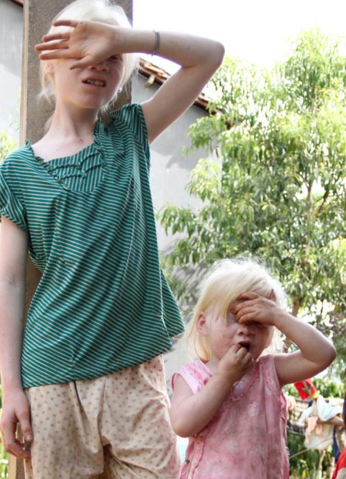 Hai chị em Y Sol, Y Hil lấy tay che mắt khi ra ngoài trời. Hai chị em Y Sol, Y Hil lấy tay che mắt khi ra ngoài trời.