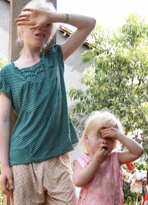 Hai chị em Y Sol, Y Hil lấy tay che mắt khi ra ngoài trời. Hai chị em Y Sol, Y Hil lấy tay che mắt khi ra ngoài trời.