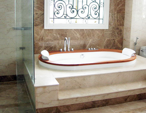 Bồn tắm trong nhà vệ sinh của mỗi phòng. Bồn tắm trong nhà vệ sinh của mỗi phòng.