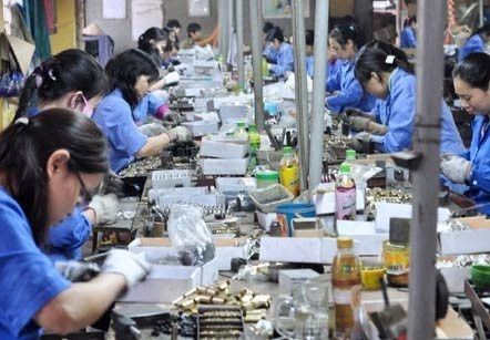 Thời buổi khó khăn, người lao động mong lĩnh đủ lương và có việc làm, nói gì đến thưởng. Ảnh: Bình Minh Thời buổi khó khăn, người lao động mong lĩnh đủ lương và có việc làm, nói gì đến thưởng. Ảnh: Bình Minh