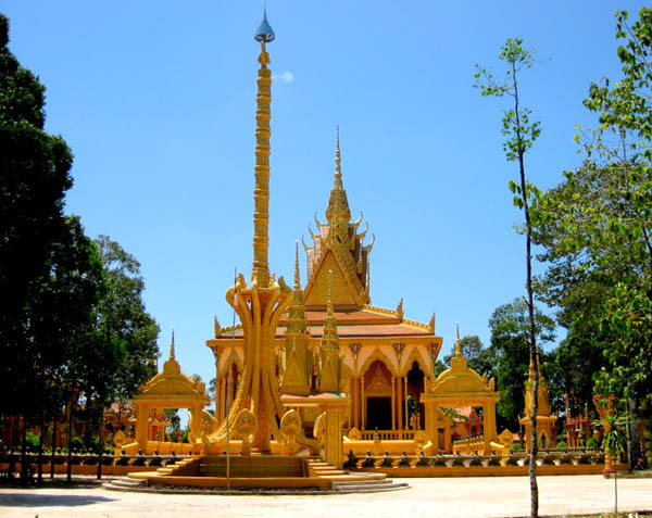 Chùa Vàm Ray do ông Trầm Bê hiến tiền xây dựng. Chùa Vàm Ray do ông Trầm Bê hiến tiền xây dựng.