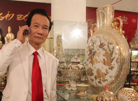 Hải đồ cổ và những chiếc bình gốm được vẽ vàng. Hải đồ cổ và những chiếc bình gốm được vẽ vàng.