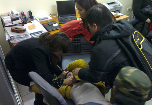 Tình huống bất ngờ xảy ra khi một nhân viên ngất xỉu. Ảnh: Anh Quân