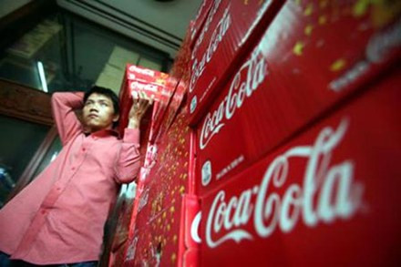 Năm 2013: Áp lực lớn, ngành thuế hé lộ nguồn thu bù Coca Cola Việt Nam bị tố chuyển giá, trốn thuế. Ảnh: Internet Năm 2013: Áp lực lớn, ngành thuế hé lộ nguồn thu bù Coca Cola Việt Nam bị tố chuyển giá, trốn thuế. Ảnh: Internet