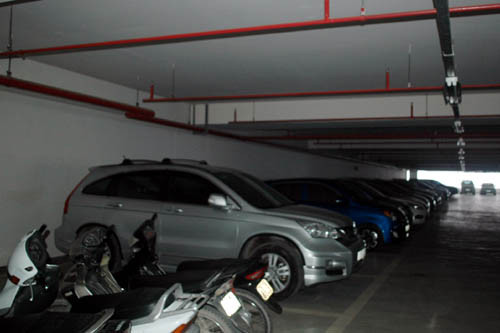 Nhìn phía trước hàng xe xếp ngay ngắn không có vấn đề gì... Nhìn phía trước hàng xe xếp ngay ngắn không có vấn đề gì...