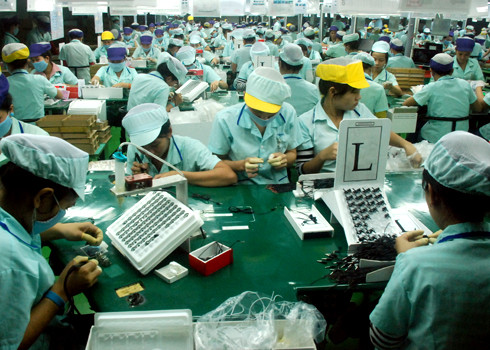 Người lao động làm việc tại Công ty TNHH Điện tử Poster Đà Nẵng- Chi nhánh ở KCN Tịnh Phong, huyện Sơn Tịnh. Đây là một trong năm doanh nghiệp hiếm hoi ở các KCN Quảng Ngãi có mức thưởng Tết cao cho người lao động. Ảnh: Trí Tín. Người lao động làm việc tại Công ty TNHH Điện tử Poster Đà Nẵng- Chi nhánh ở KCN Tịnh Phong, huyện Sơn Tịnh. Đây là một trong năm doanh nghiệp hiếm hoi ở các KCN Quảng Ngãi có mức thưởng Tết cao cho người lao động. Ảnh: Trí Tín.