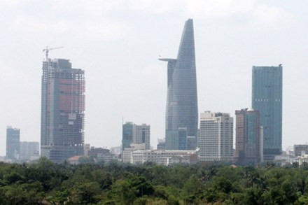 Theo Tiến sĩ Lê Hồng Giang nếu bất động sản chết, chỉ 3,2% GDP chết theo, con số không quá lớn; vì vậy nên để cho các đại gia địa ốc trả giá cho sai lầm của họ thay vì giải cứu ngành này.