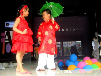 Bé tập làm người mẫu Bé tập làm người mẫu