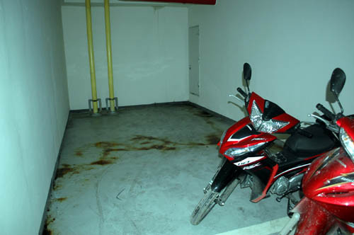 Lênh láng nước bẩn ở khu vực giữ xe tầng 4F Lênh láng nước bẩn ở khu vực giữ xe tầng 4F