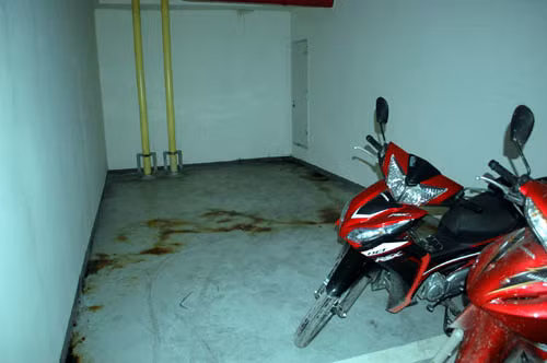 Lênh láng nước bẩn ở khu vực giữ xe tầng 4F