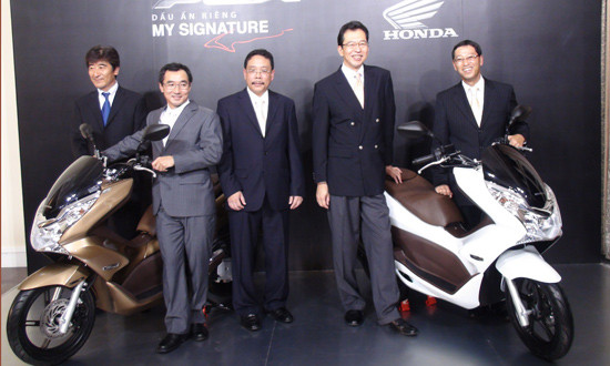 PCX từng làm mưa làm gió trên thị trường nhưng hiện đang là gánh nặng cho các HEAD vì ế ẩm. PCX từng làm mưa làm gió trên thị trường nhưng hiện đang là gánh nặng cho các HEAD vì ế ẩm.