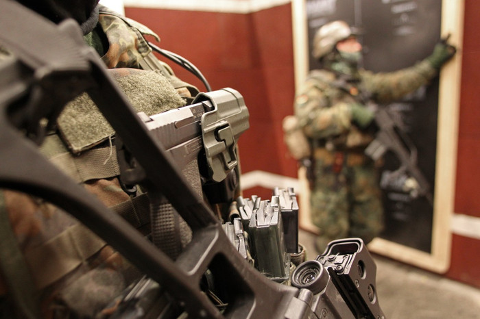 Đổ bộ và đột kích vào một tổ hợp huấn luyện không người Đổ bộ và đột kích vào một tổ hợp huấn luyện không người