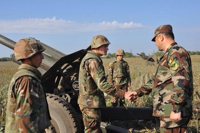 Chỉ huy Lục quân Moldova tới bắt tay các pháo thủ
