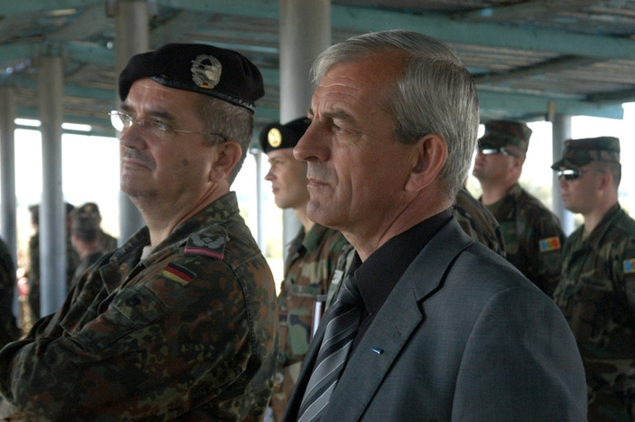 Các quan chức quốc phòng Moldova và khách mời quan sát viên các nước