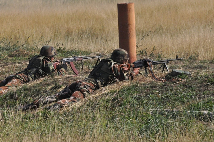 Hai binh sỹ giữ súng trung liên đang yểm hộ đồng đội xung phong