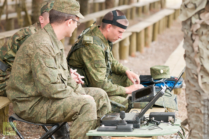 Triển khai hệ thống điều khiển UAV để thu thập thông tin trong trận địa phòng thủ của đối phương.