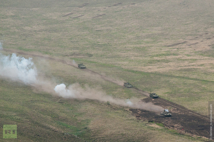Cảnh màn khói mù mịt cùng với đội xe tăng lao lên phía trước trong thế tiến công