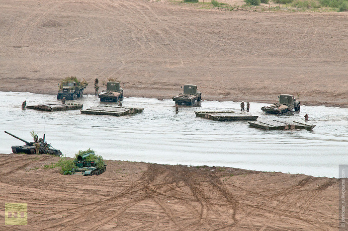 Những chiếc cầu phao được ghép nối với nhau để hỗ trợ cho các lực lượng cơ giới qua sông