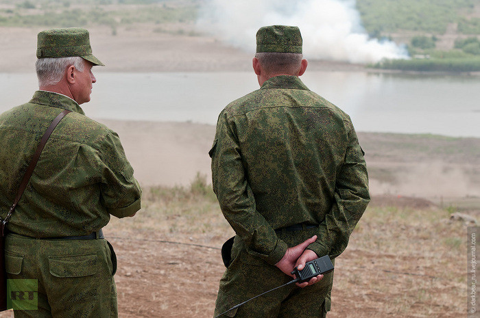 Chỉ huy trưởng Lữ đoàn quan sát tình hình trên trận địa.