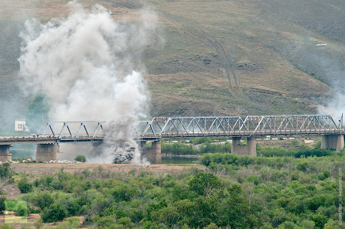 Tình huống bất ngờ xảy ra khi đối phương phá hủy chiếc cầu.