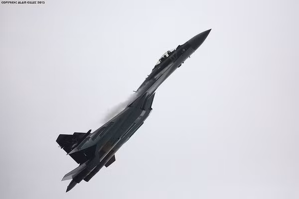 Su-35 tối tân của Nga tham gia trình diễn tại Paris Airshow 2013