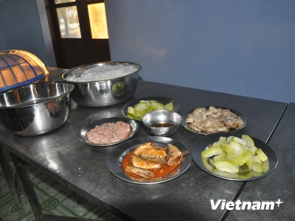 Một mâm cơm của lính Trường Sa. (Ảnh: Việt Đức/Vietnam+)