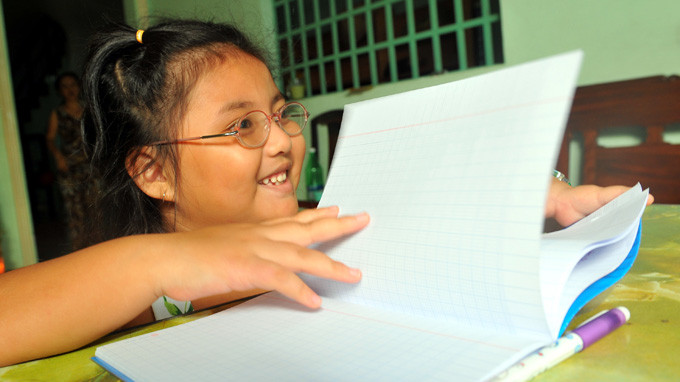 "Ngoài ý nghĩa sức khỏe, đề tài nghiên cứu còn có ý nghĩa kinh tế vì giấy càng trắng thì chi phí chất tẩy trắng càng cao, ảnh hưởng nhiều hơn đến môi trường. Nhưng vấn đề hiện nay là tâm lý người tiêu dùng, họ vẫn quen cho rằng giấy càng trắng càng tốt" Ông Nguyễn Đăng Quang (nguyên phó tổng giám đốc Nhà xuất bản Giáo Dục) "Ngoài ý nghĩa sức khỏe, đề tài nghiên cứu còn có ý nghĩa kinh tế vì giấy càng trắng thì chi phí chất tẩy trắng càng cao, ảnh hưởng nhiều hơn đến môi trường. Nhưng vấn đề hiện nay là tâm lý người tiêu dùng, họ vẫn quen cho rằng giấy càng trắng càng tốt" Ông Nguyễn Đăng Quang (nguyên phó tổng giám đốc Nhà xuất bản Giáo Dục)