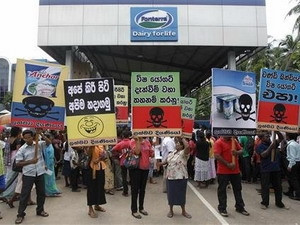 Người dân Sri Lanka biểu tình bên ngoài trụ sở của Fontera tại nước này. (Nguồn: Reuters) Người dân Sri Lanka biểu tình bên ngoài trụ sở của Fontera tại nước này. (Nguồn: Reuters)