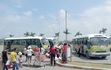 Nhiều khách hàng ở nông thôn bức xúc trước quy định đi xe buýt theo trị giá hóa đơn mua hàng của Big C. Ảnh: M.L. Nhiều khách hàng ở nông thôn bức xúc trước quy định đi xe buýt theo trị giá hóa đơn mua hàng của Big C. Ảnh: M.L.