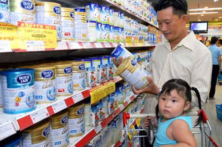 Chọn sữa nào cho con luôn là vấn đề nan giải của nhiều bậc phụ huynh ngày nay. Ảnh minh họa. Chọn sữa nào cho con luôn là vấn đề nan giải của nhiều bậc phụ huynh ngày nay. Ảnh minh họa.