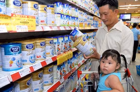 Chọn sữa nào cho con luôn là vấn đề nan giải của nhiều bậc phụ huynh ngày nay. Ảnh minh họa.