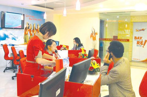 Vé máy bay giá rẻ luôn được nhiều người săn lùng. Vé máy bay giá rẻ luôn được nhiều người săn lùng.
