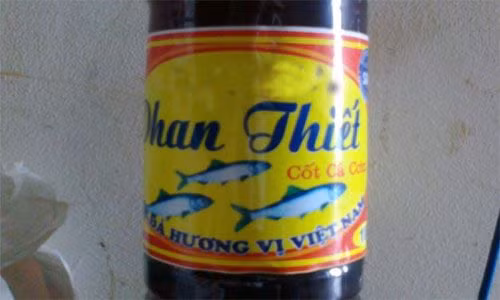 Chai nước mắm 5.000 đồng/lít có màu vàng nhạt, được giới thiệu là “sạch” nhưng chất lượng... trên trời.