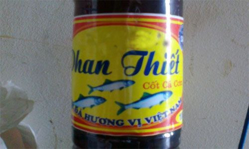 Chai nước mắm 5.000 đồng/lít có màu vàng nhạt, được giới thiệu là “sạch” nhưng chất lượng... trên trời. Chai nước mắm 5.000 đồng/lít có màu vàng nhạt, được giới thiệu là “sạch” nhưng chất lượng... trên trời.