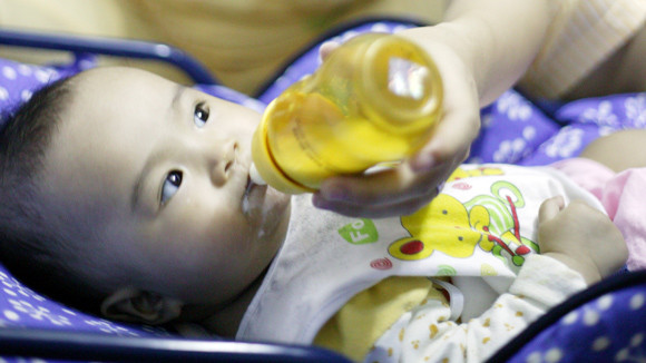 Cần chú ý các biểu hiện của trẻ sau khi uống sữa để cấp cứu kịp thời nếu xảy ra nhiễm độc. Ảnh minh họa Cần chú ý các biểu hiện của trẻ sau khi uống sữa để cấp cứu kịp thời nếu xảy ra nhiễm độc. Ảnh minh họa