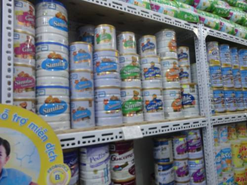 Một nhân viên tại đại lý sữa tiết lộ, từ ba ngày nay, chỉ có người đến trả lại sữa Similac GainPlus Eye-Q và đổi sang loại sữa khác, chứ không có người hỏi mua hai nhãn sữa này. Ảnh minh họa. Một nhân viên tại đại lý sữa tiết lộ, từ ba ngày nay, chỉ có người đến trả lại sữa Similac GainPlus Eye-Q và đổi sang loại sữa khác, chứ không có người hỏi mua hai nhãn sữa này. Ảnh minh họa.