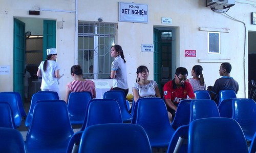 Khoa Xét nghiệm bệnh viện Hoài Đức đã nhân bản hàng loạt kết quả xét nghiệm - Ảnh: Phan Dương