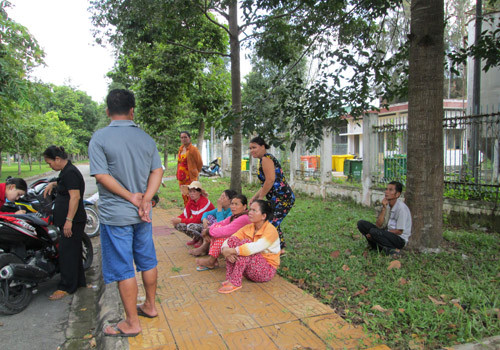 Chồng sản phụ Trần Thị Phượng ngồi thẫn thờ trước nhà xác.